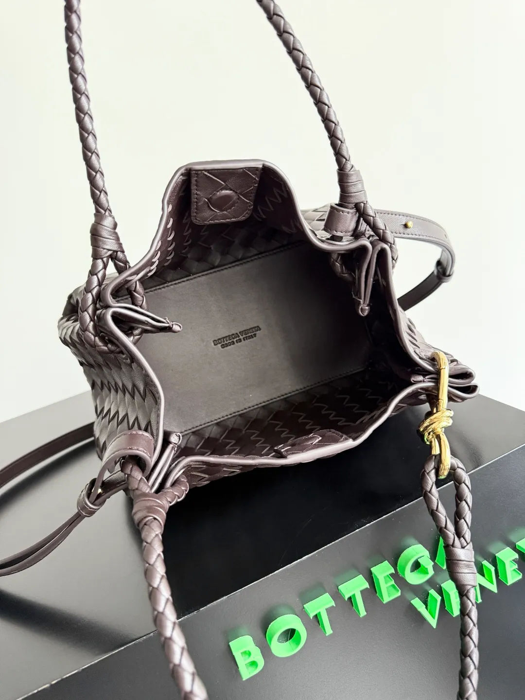 Batch 2060 BOTTEGA VENETA 2025 Autumn New Product Medium Parachuta The long-awaited new medium parachuta is here, with a unique appearance and iconic metal knots, and a whole piece of leather folds the four corners into a parachute shape! The exquisite Knot metal buckle is like putting jewelry on a bag. It is high-end and elegant. Its super capacity can hold all your things! The overall effect of this bag is very different from before. It is neither too delicate to provide a large capacity nor too bulky because of its practicality. It simply provides a perfectly suitable bag for casual and simple people👜 Style number: 835921 Size: 29.5*18.5*17.5cm